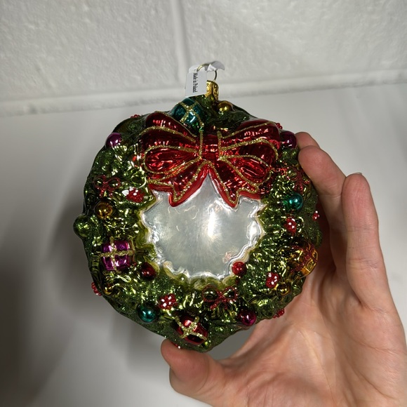*NEW* BLOOMINGDALES EXCLUSIVE GLASS WREATH ORNAMENT 2022 - Picture 5 of 6